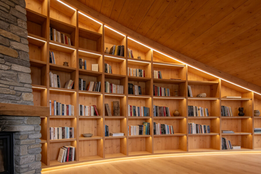 Bibliothèque sur mesure dans un espace atypique