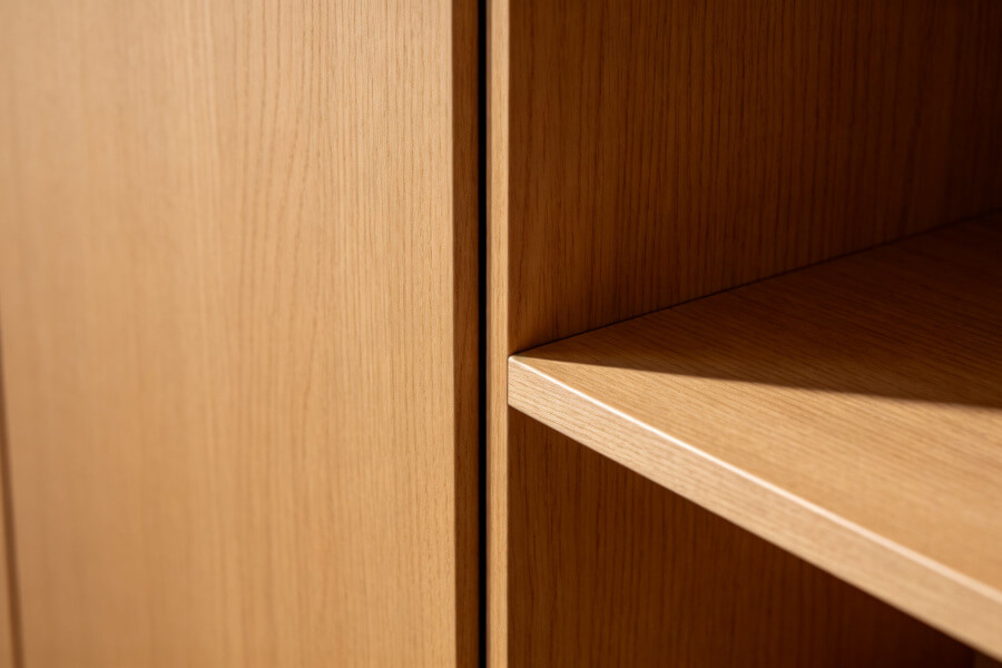 Bibliothèque sur mesure intégrée dans un chalet